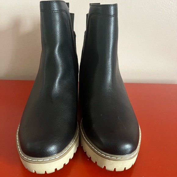 DV by Dolce Vita Rielle Black Ankle Booties in excellent condition. - Picture 6 of 8